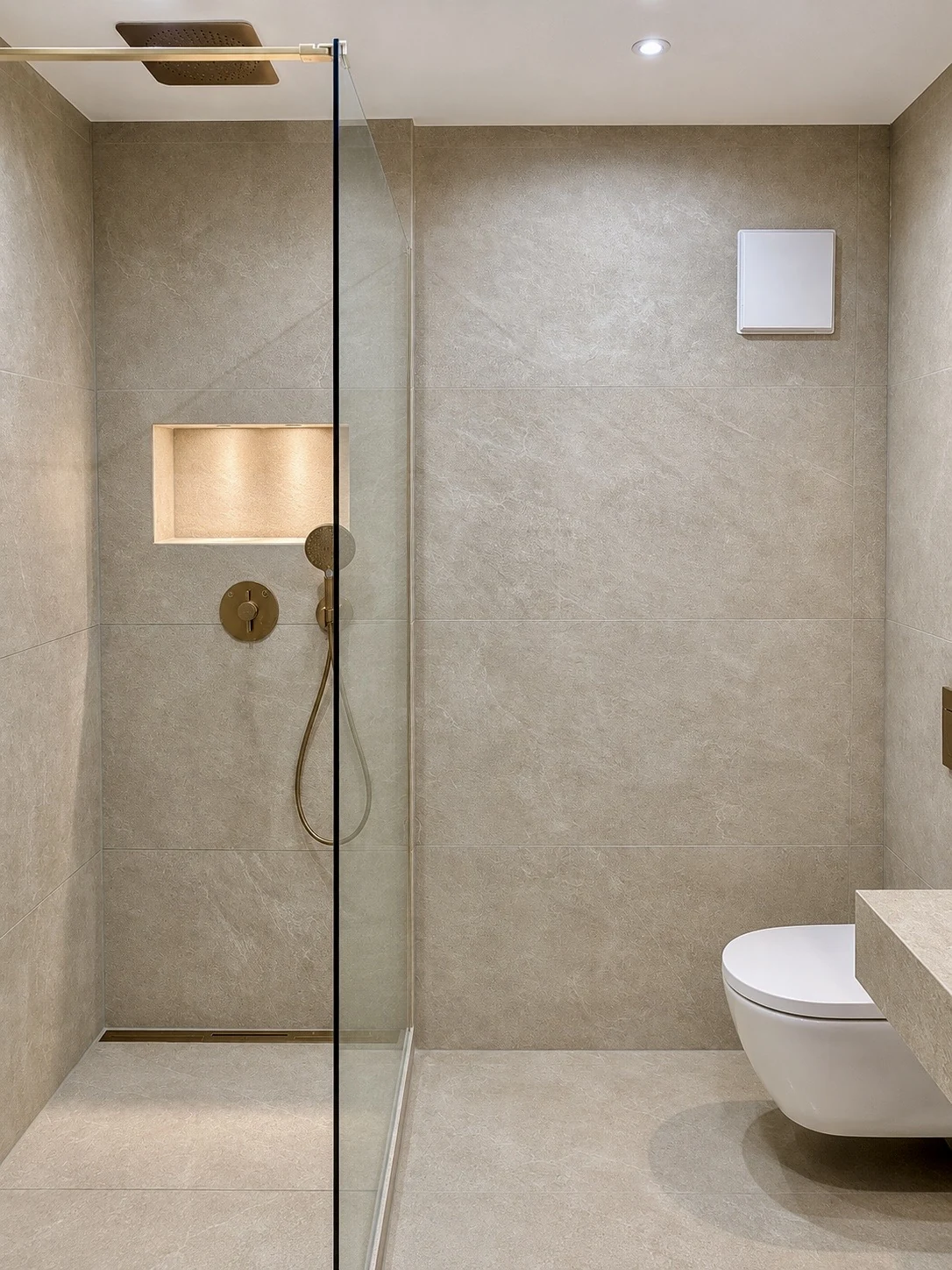 Dusche mit Glasabtrennung und Nische im Privatbad